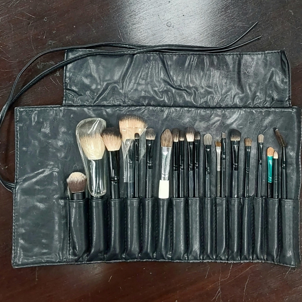 Used Morphe Brush Set with Wrap Case